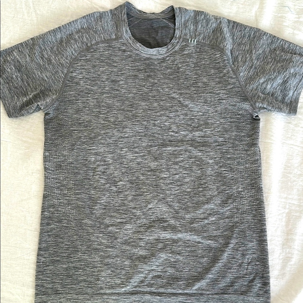 Bundle of TWO men’s Lululemon Metal Vent Tech Tshirt - M
